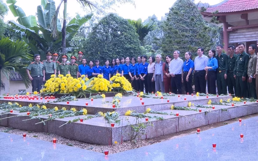 Tuổi trẻ Chư Păh mặc niệm tưởng nhớ công lao của các thế hệ cha anh đã anh dũng hy sinh vì nền độc lập, tự do của dân tộc. Ảnh: Văn Đại