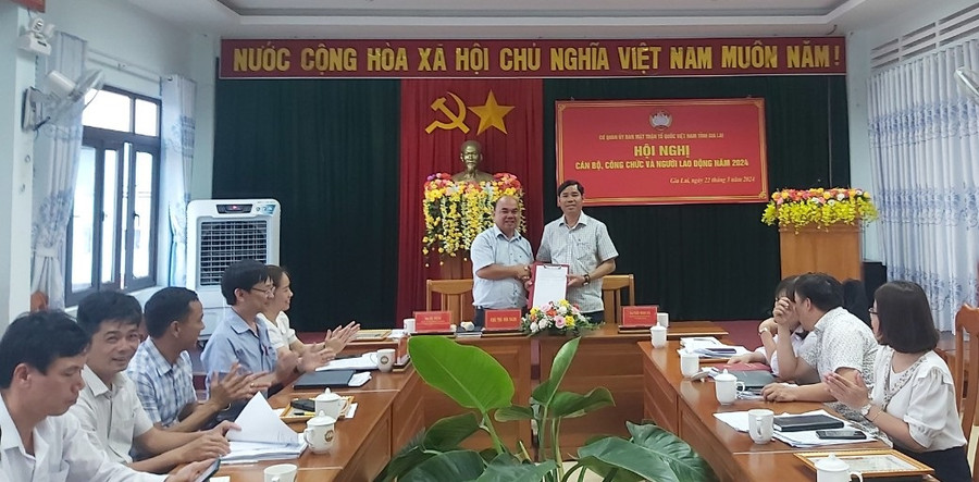 Thủ trưởng cơ quan Ủy ban MTTQ Việt Nam tỉnh và Chủ tịch Công đoàn cơ sở ký kết giao ước thi đua năm 2024. Ảnh: Ngọc Anh