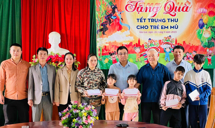 Ông Nguyễn Văn Hùng (thứ 4 từ phải sang)-Chủ tịch Hội Người mù tỉnh và đại diện Viettel Gia Lai tặng quà Trung thu cho trẻ em khiếm thị tại xã Hải Yang, huyện Đak Đoa. Ảnh: Nhất Phương Ông Nguyễn Văn Hùng (thứ 4 từ phải sang)-Chủ tịch Hội Người mù tỉnh và đại diện Viettel Gia Lai tặng quà Trung thu cho trẻ em khiếm thị tại xã Hải Yang, huyện Đak Đoa. Ảnh: Nhất Phương
