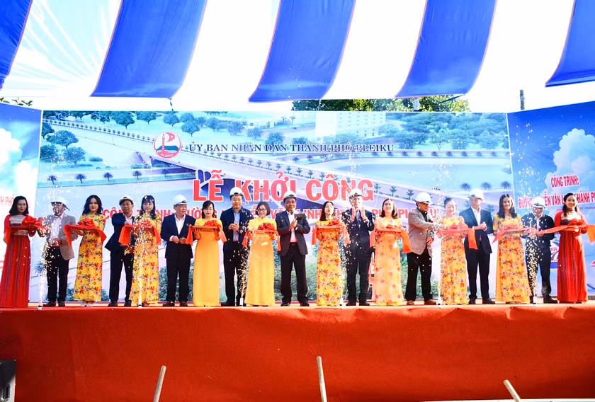Lãnh đạo tỉnh, TP. Pleiku cùng đại diện các sở, ngành thực hiện nghi thức cắt băng khởi công dự án công trình đường Nguyễn Văn Linh. Ảnh: Minh Nguyễn
