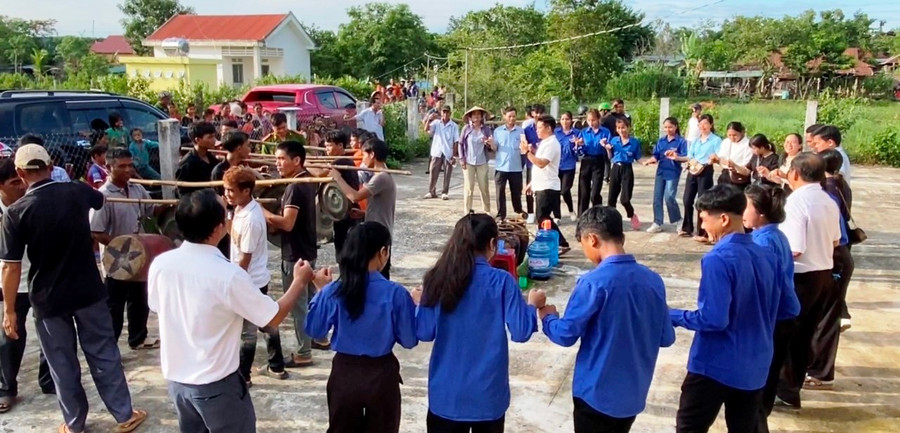 Đại diện 4 đơn vị sự nghiệp trên địa bàn huyện Krông Pa giao lưu nới rộng vòng xoang với người dân buôn Tơ Nung (xã Ia Dreh) sau lễ kết nghĩa. Ảnh: Ninh Dậu Đại diện 4 đơn vị sự nghiệp trên địa bàn huyện Krông Pa giao lưu nới rộng vòng xoang với người dân buôn Tơ Nung (xã Ia Dreh) sau lễ kết nghĩa. Ảnh: Ninh Dậu