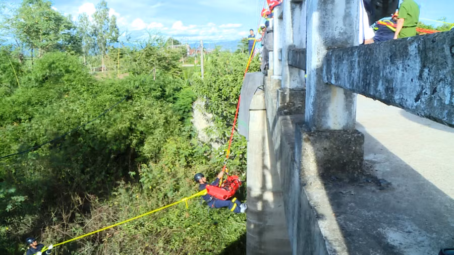 Đội Cảnh sát chữa cháy và CNCH khu vực Ayun Pa (Phòng Cảnh sát PCCC và CNCH, công an tỉnh Gia Lai) thực tập phương án cứu nạn, cứu hộ tình huống tai nạn có người mắc kẹt dưới chân cầu. Ảnh: Nguyễn Sang