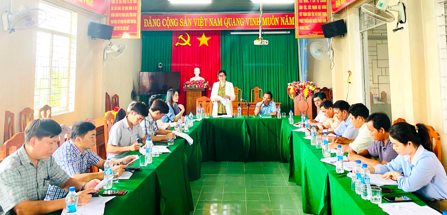 Đoàn giảng viên Khoa Xây dựng Đảng (Trường Chính trị tỉnh) làm việc với cán bộ xã Krông Năng. Ảnh: Đình Phê Đoàn giảng viên Khoa Xây dựng Đảng (Trường Chính trị tỉnh) làm việc với cán bộ xã Krông Năng. Ảnh: Đình Phê