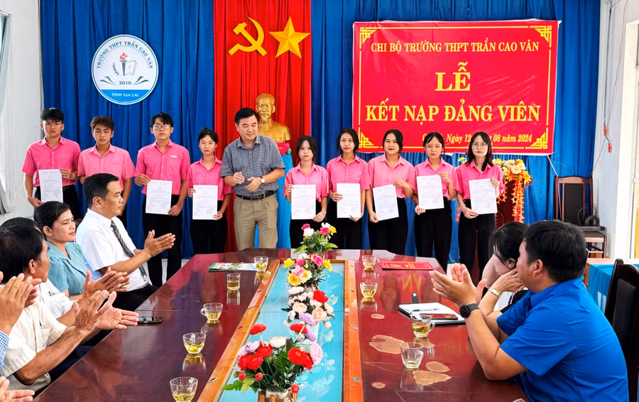 Chi bộ Trường THPT Trần Cao Vân (huyện Chư Sê) tổ chức kết nạp 9 đoàn viên ưu tú là học sinh vừa tốt nghiệp lớp 12 năm học 2023-2024 vào Đảng. Ảnh Hà Thành