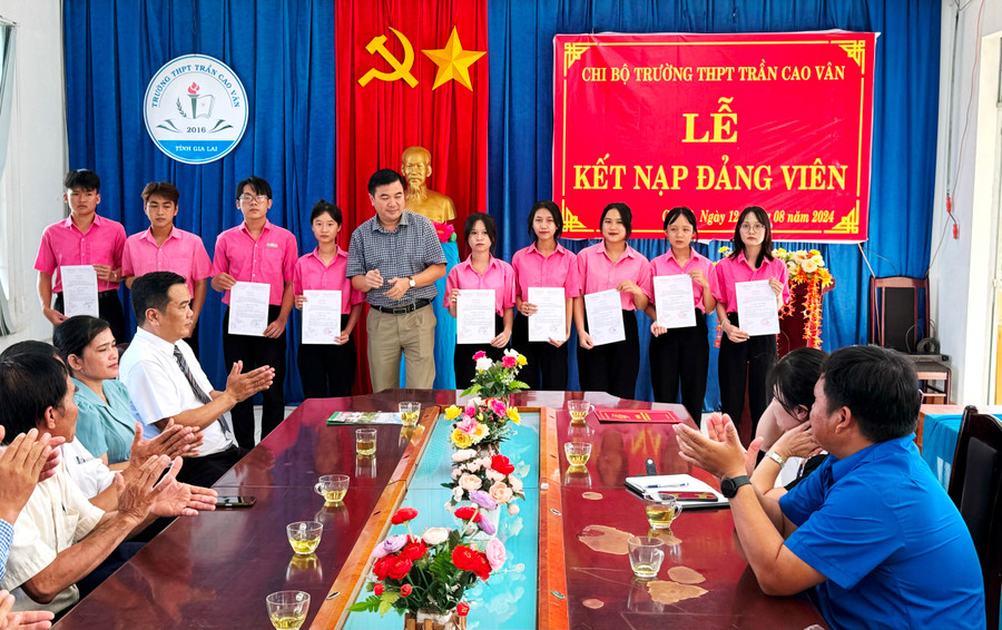 Chi bộ Trường THPT Trần Cao Vân (huyện Chư Sê) tổ chức kết nạp 9 đoàn viên ưu tú là học sinh vừa tốt nghiệp lớp 12 năm học 2023-2024 vào Đảng. Ảnh Hà Thành Chi bộ Trường THPT Trần Cao Vân (huyện Chư Sê) tổ chức kết nạp 9 đoàn viên ưu tú là học sinh vừa tốt nghiệp lớp 12 năm học 2023-2024 vào Đảng. Ảnh Hà Thành