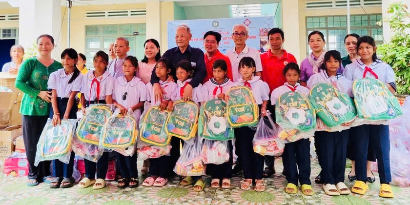 Đoàn trao quà cho học sinh nghèo Trường Tiểu học Nay Der (xã Chư A Thai). Ảnh: Ksor H'Yang Đoàn trao quà cho học sinh nghèo Trường Tiểu học Nay Der (xã Chư A Thai). Ảnh: Ksor H'Yang
