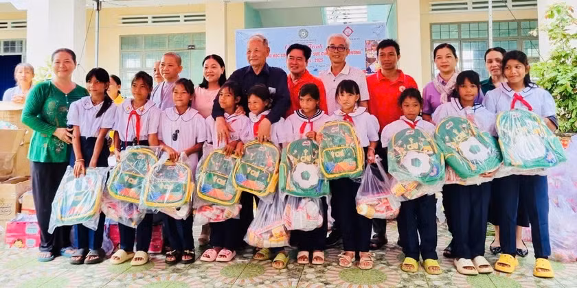 Đoàn trao quà cho học sinh nghèo Trường Tiểu học Nay Der (xã Chư A Thai). Ảnh: Ksor H'Yang