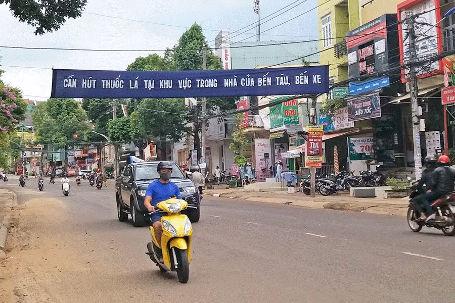 Nhiều tuyến đường trên địa bàn tỉnh treo băng rôn tuyên truyền về phòng-chống tác hại của thuốc lá. Ảnh: N.Y