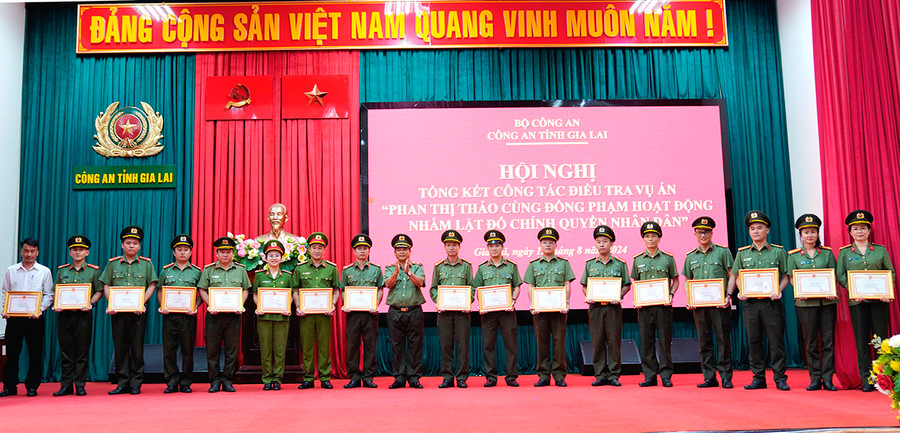 Giám đốc Công an tỉnh tặng giấy khen cho các tập thể, cá nhân có thành tích xuất sắc trong điều tra, khám phá vụ án “Phan Thị Thảo cùng đồng phạm hoạt động nhằm lật đổ chính quyền nhân dân”. Ảnh: Hữu Trường