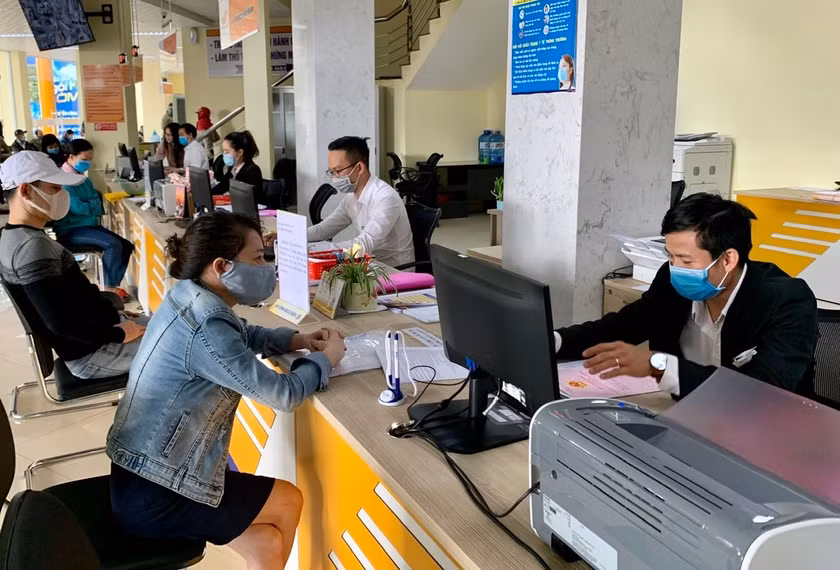 Người dân đến giao dịch tại Trung tâm phục vụ hành chính công tỉnh. Ảnh: Như Nguyện