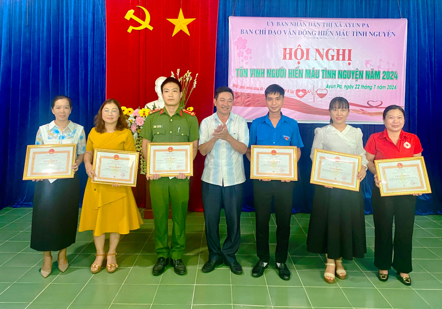 Trao giấy khen của Chủ tịch UBND thị xã Ayun Pa cho 6 tập thể tiêu biểu trong phong trào hiến máu tình nguyện năm 2024. Ảnh: Nguyễn Sang Trao giấy khen của Chủ tịch UBND thị xã Ayun Pa cho 6 tập thể tiêu biểu trong phong trào hiến máu tình nguyện năm 2024. Ảnh: Nguyễn Sang