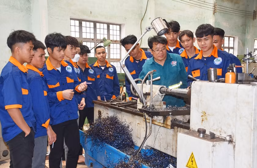 Sinh viên học nghề cơ khí tại Trường Cao đẳng Gia Lai. Ảnh: Đinh Yến