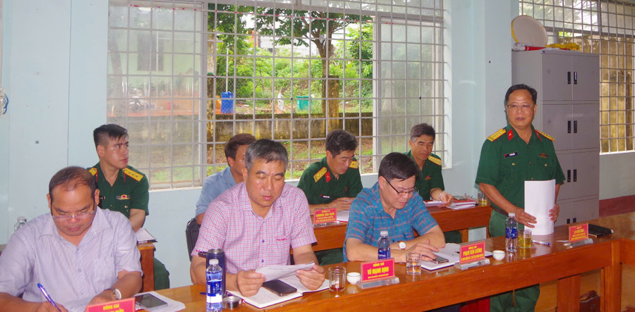 Đại tá Lê Kim Giàu-Ủy viên Ban Thường vụ Tỉnh ủy, Chỉ huy trưởng Bộ Chỉ huy Quân sự tỉnh phát biểu tại buổi sinh hoạt thường kỳ tháng 9-2024 của Chi bộ thôn Cửa Khẩu, xã Ia Dom, huyện Đức Cơ. Ảnh: Thanh Tuyền