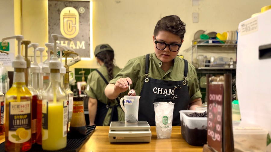 Nhân viên quán Chạm Caffè (40C Hùng Vương, TP. Pleiku) pha chế trà chòi mòi. Ảnh: H.H Nhân viên quán Chạm Caffè (40C Hùng Vương, TP. Pleiku) pha chế trà chòi mòi. Ảnh: H.H