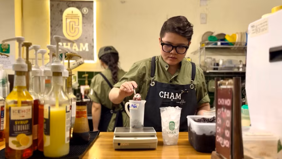 Nhân viên quán Chạm Caffè (40C Hùng Vương, TP. Pleiku) pha chế trà chòi mòi. Ảnh: H.H