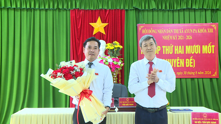 Ông Trần Quốc Khánh-Tỉnh ủy viên, Bí thư Thị ủy, Chủ tịch HĐND thị xã Ayun Pa tặng hoa chúc mừng tân Phó Chủ tịch HĐND thị xã khóa XIII Nguyễn Chí Cường (bên trái). Ảnh: Nguyễn Sang Ông Trần Quốc Khánh-Tỉnh ủy viên, Bí thư Thị ủy, Chủ tịch HĐND thị xã Ayun Pa tặng hoa chúc mừng tân Phó Chủ tịch HĐND thị xã khóa XIII Nguyễn Chí Cường (bên trái). Ảnh: Nguyễn Sang