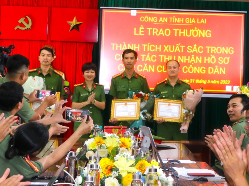 Thay mặt Giám đốc Công an tỉnh, Trung tá Ksor H’Bơ Khắp-Phó Giám đốc Công an tỉnh Gia Lai trao giấy khen cho các tập thể Công an thị xã An Khê. Ảnh: Ngọc Minh