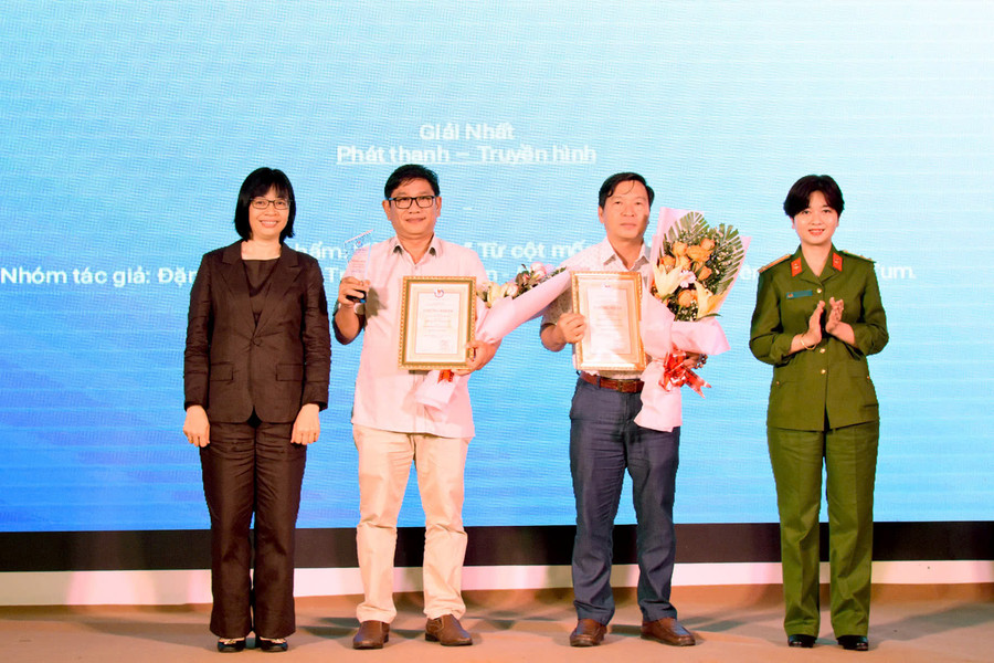 Phó Chủ tịch phụ trách UBND tỉnh Gia Lai Nguyễn Thị Thanh Lịch (bìa trái) và Phó Giám đốc Công an tỉnh Gia Lai Ksor H&apos;Bơ Khắp (bìa phải) trao giải Nhất loại hình Phát thanh-Truyền hình cho nhóm tác giả thuộc Đài Phát thanh-Truyền hình tỉnh Kon Tum. Ảnh: Đức Thụy