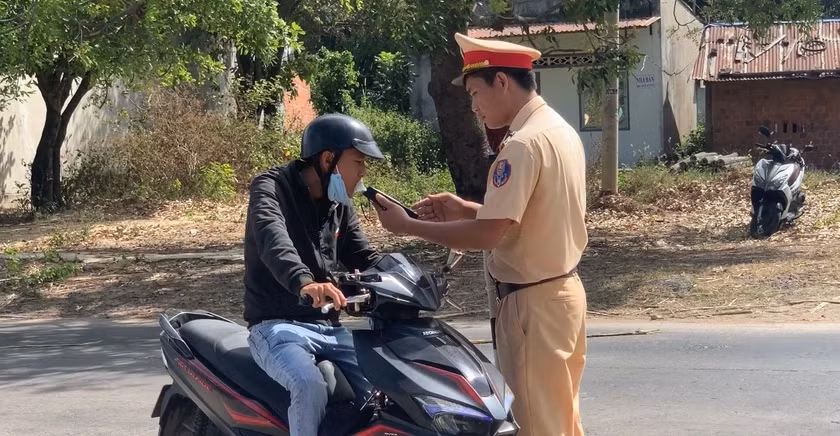 Lực lượng Cảnh sát Giao thông-Trật tự Công an huyện Ia Pa thường xuyên tuần tra, xử lý nghiêm các trường hợp vi phạm nồng độ cồn. Ảnh: R'Ô HOK