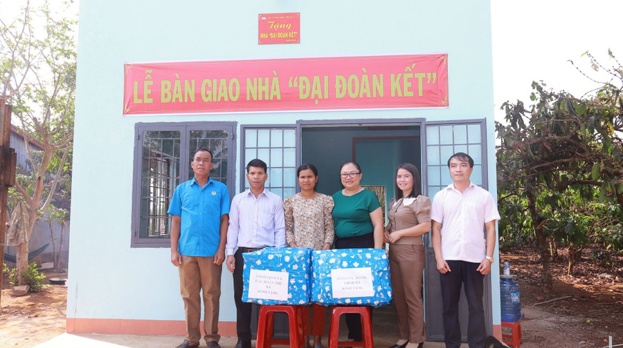 Đại diện lãnh đạo các đơn vị liên quan bàn giao nhà “Đại đoàn kết” cho gia đình bà K’Pă H’Ly. Ảnh:Ngọc Anh