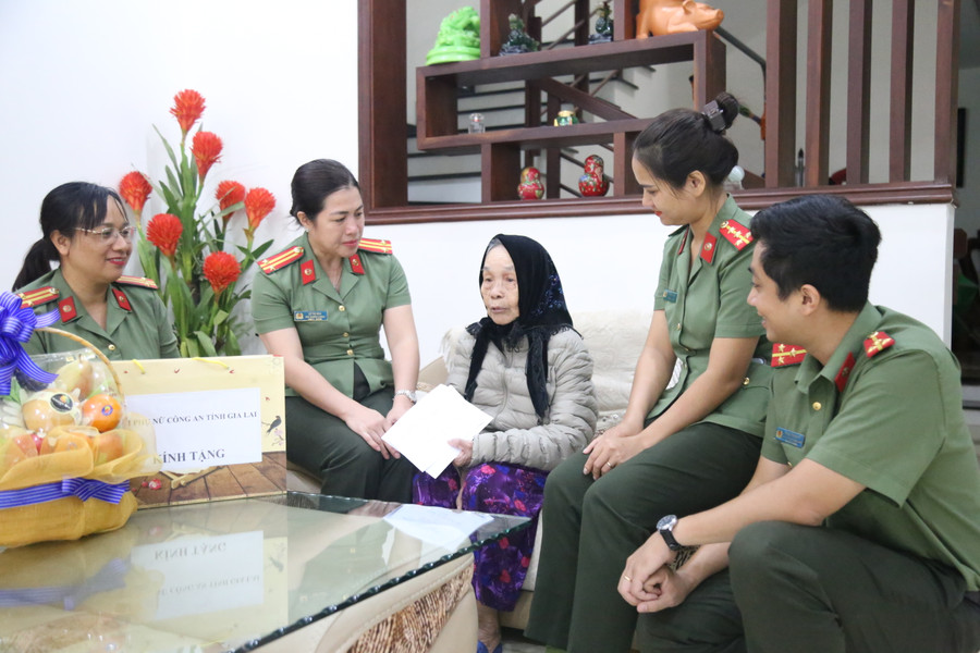 Đoàn công tác đến thăm, tặng quà Mẹ Việt Nam anh hùng Lê Thị Thọ (92 tuổi, trú tại phường Hoa Lư, TP. Pleiku). Ảnh: Bảo Hân