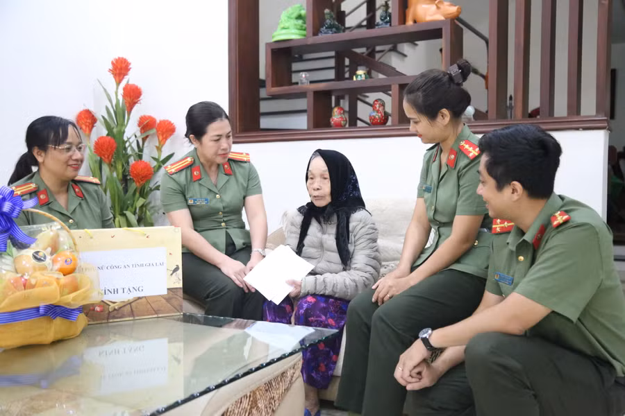 Đoàn công tác đến thăm, tặng quà Mẹ Việt Nam anh hùng Lê Thị Thọ (92 tuổi, trú tại phường Hoa Lư, TP. Pleiku). Ảnh: Bảo Hân