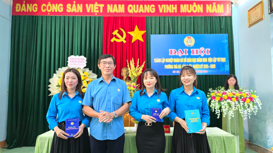 Ông Đỗ Xuân Quý-Chủ tịch Liên đoàn Lao động TP. Pleiku chúc mừng Ban Chấp hành nghiệp đoàn cơ sở giáo dục Mầm non độc lập tư thục phường Trà Bá nhiệm kỳ 2024-2028. Ảnh: Bá Bính Ông Đỗ Xuân Quý-Chủ tịch Liên đoàn Lao động TP. Pleiku chúc mừng Ban Chấp hành nghiệp đoàn cơ sở giáo dục Mầm non độc lập tư thục phường Trà Bá nhiệm kỳ 2024-2028. Ảnh: Bá Bính