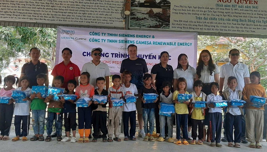 Đoàn công tác tặng quà cho học sinh nghèo, khó khăn Trường Phổ thông Dân tộc Bán trú Tiểu học và THCS Yang Nam, Kông Chro. Ảnh: Hồng Ngọc Đoàn công tác tặng quà cho học sinh nghèo, khó khăn Trường Phổ thông Dân tộc Bán trú Tiểu học và THCS Yang Nam, Kông Chro. Ảnh: Hồng Ngọc