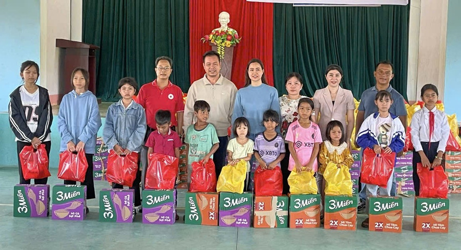 Đoàn công tác tặng quà cho học sinh nghèo, khó khăn trên địa bàn xã Đak Jơ Ta, Mang Yang. Ảnh: Hồng Ngọc Đoàn công tác tặng quà cho học sinh nghèo, khó khăn trên địa bàn xã Đak Jơ Ta, Mang Yang. Ảnh: Hồng Ngọc