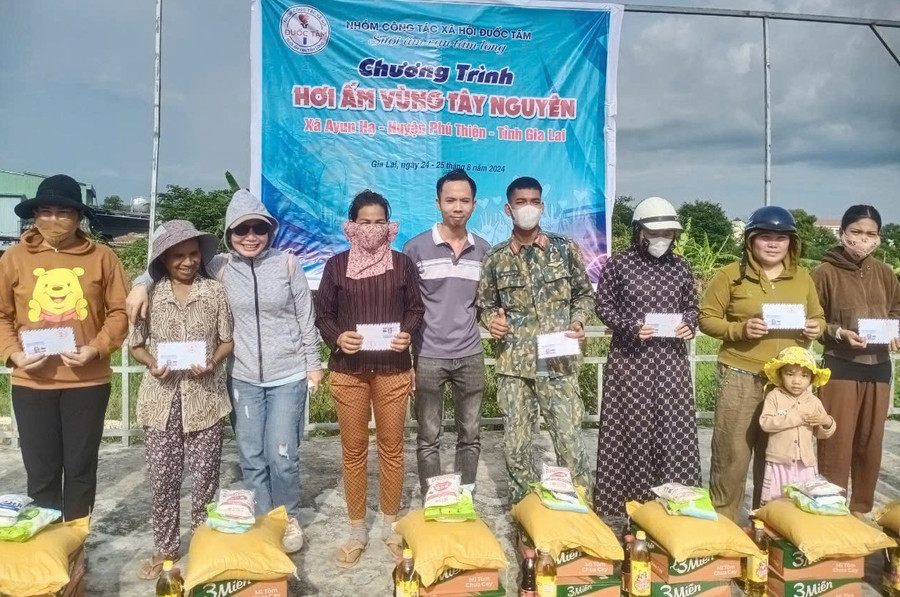 Đoàn công tác tặng quà cho người nghèo, khó khăn xã Ayun Hạ, huyện Phú Thiện. Ảnh: Hồng Ngọc Đoàn công tác tặng quà cho người nghèo, khó khăn xã Ayun Hạ, huyện Phú Thiện. Ảnh: Hồng Ngọc