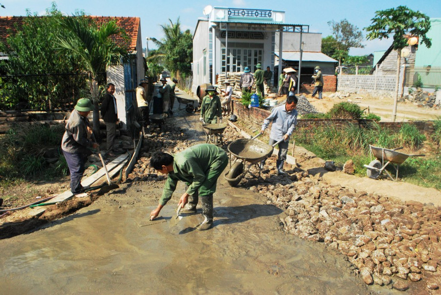 Người dân xã Ayun Hạ (huyện Phú Thiện) chung sức làm đường giao thông nông thôn). Ảnh: Trần Đức Người dân xã Ayun Hạ (huyện Phú Thiện) chung sức làm đường giao thông nông thôn). Ảnh: Trần Đức