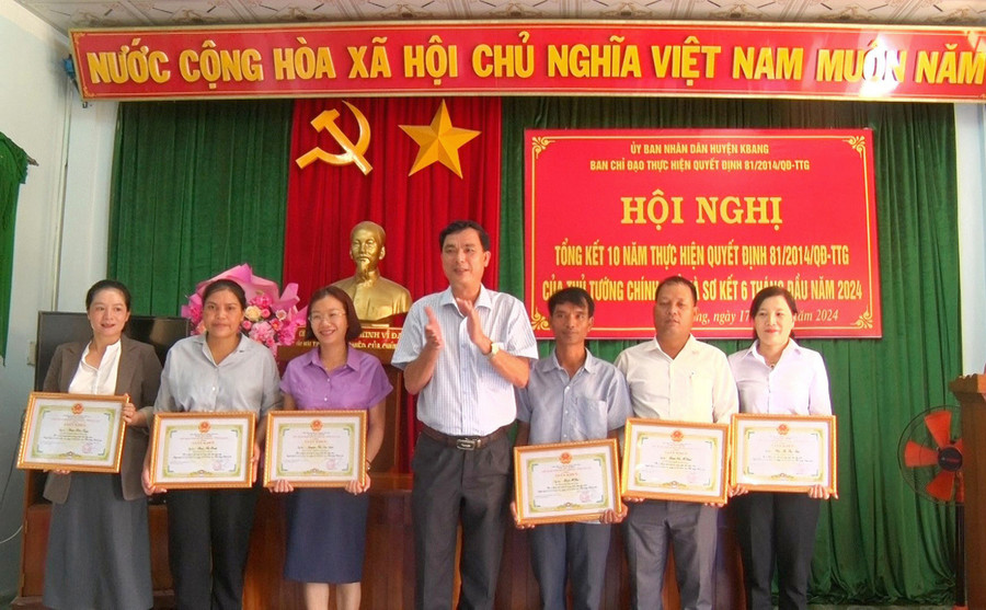 UBND huyện Kbang tặng giấy khen cho các tập thể, cá nhân có thành tích trong triển khai thực hiện Quyết định 81/2014/QĐ-TTg. Ảnh: Hà Duyệt