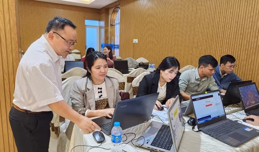 Chuyên gia công nghệ thông tin của Công ty cổ phần Thiết bị và Truyền thông NGS hướng dẫn các thành viên Đội ứng cứu xử lý sự cố tham gia diễn tập thực chiến đảm bảo an toàn thông tin mạng. Ảnh: N.S