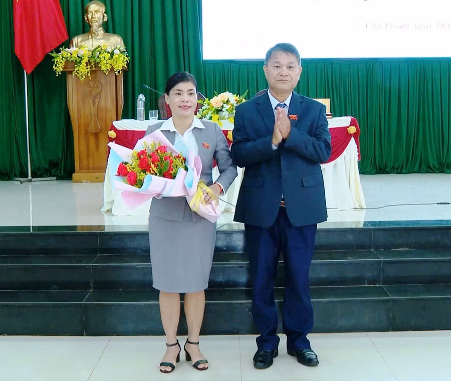 Ông Đinh Văn Dũng-Bí thư Huyện ủy, Chủ tịch HĐND huyện tặng hoa chúc mừng bà Siu H’Ler được tín nhiệm bầu giữ chức vụ Phó Chủ tịch HĐND huyện Chư Prông khóa XIII, nhiệm kỳ 2021-2026. Ảnh: Khánh Linh
