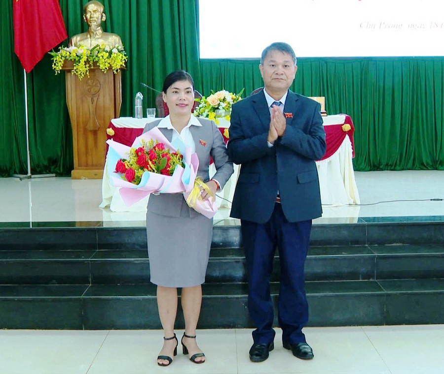 Ông Đinh Văn Dũng-Bí thư Huyện ủy, Chủ tịch HĐND huyện tặng hoa chúc mừng bà Siu H’Ler được tín nhiệm bầu giữ chức vụ Phó Chủ tịch HĐND huyện Chư Prông khóa XIII, nhiệm kỳ 2021-2026. Ảnh: Khánh Linh Ông Đinh Văn Dũng-Bí thư Huyện ủy, Chủ tịch HĐND huyện tặng hoa chúc mừng bà Siu H’Ler được tín nhiệm bầu giữ chức vụ Phó Chủ tịch HĐND huyện Chư Prông khóa XIII, nhiệm kỳ 2021-2026. Ảnh: Khánh Linh