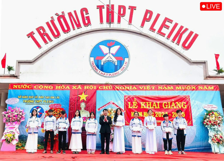 Đồng chí Trịnh Duy Thuân-Ủy viên Ban Thường vụ Tỉnh ủy, Bí thư Thành ủy, Chủ tịch HĐND TP. Pleiku tặng học bổng Nay Der cho học sinh của trường. Ảnh: Hồng Thương Đồng chí Trịnh Duy Thuân-Ủy viên Ban Thường vụ Tỉnh ủy, Bí thư Thành ủy, Chủ tịch HĐND TP. Pleiku tặng học bổng Nay Der cho học sinh của trường. Ảnh: Hồng Thương
