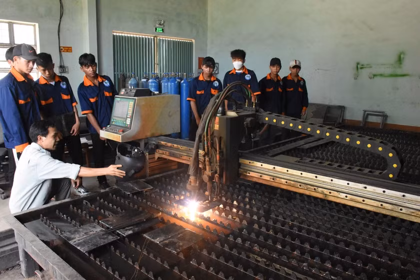 Sinh viên Trường Cao đẳng Gia Lai học nghề cắt gọt kim loại. Ảnh: Đ.Y