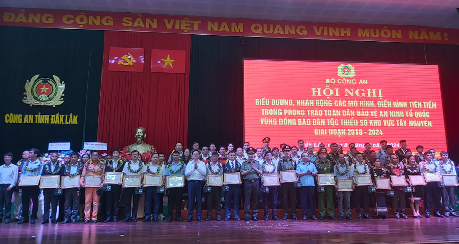 Trao bằng khen của Bộ trưởng Bộ Công an cho 58 tập thể và 28 cá nhân có thành tích xuất sắc trong phong trào toàn dân bảo vệ ANTQ vùng đồng bào DTTS khu vực Tây Nguyên, giai đoạn 2018-2024. Ảnh: Ngọc Anh Trao bằng khen của Bộ trưởng Bộ Công an cho 58 tập thể và 28 cá nhân có thành tích xuất sắc trong phong trào toàn dân bảo vệ ANTQ vùng đồng bào DTTS khu vực Tây Nguyên, giai đoạn 2018-2024. Ảnh: Ngọc Anh