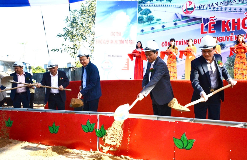 Lãnh đạo tỉnh và TP. Pleiku thực hiện nghi thức khởi công Dự án đường Nguyễn Văn Linh. Ảnh: Minh Triều