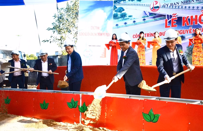 Lãnh đạo tỉnh và TP. Pleiku thực hiện nghi thức khởi công Dự án đường Nguyễn Văn Linh. Ảnh: Minh Triều