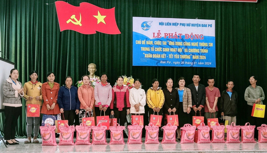 Hội Liên hiệp phụ nữ huyện Đak Pơ tặng quà Tết cho gia đình hội viên, phụ nữ nghèo. Ảnh: Minh Vy Hội Liên hiệp phụ nữ huyện Đak Pơ tặng quà Tết cho gia đình hội viên, phụ nữ nghèo. Ảnh: Minh Vy