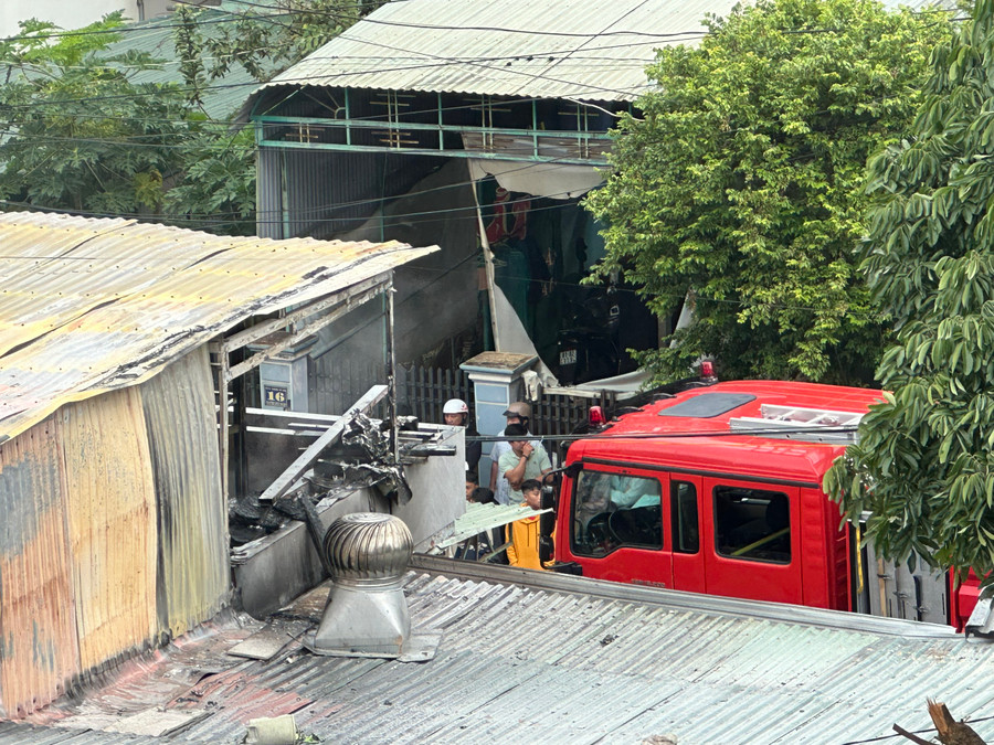 Xe cứu hỏa tiếp cận đám cháy