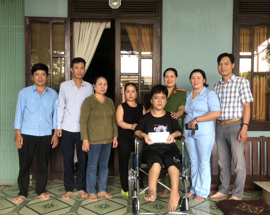 Đoàn công tác tặng xe lăn và tiền mặt cho em Nguyễn Ngọc Gia Bảo, trú tại tổ 5, thị trấn Chư Sê. Ảnh: Thanh Nhàn