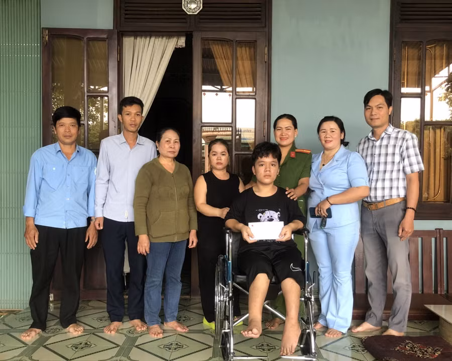 Đoàn công tác tặng xe lăn và tiền mặt cho em Nguyễn Ngọc Gia Bảo, trú tại tổ 5, thị trấn Chư Sê. Ảnh: Thanh Nhàn