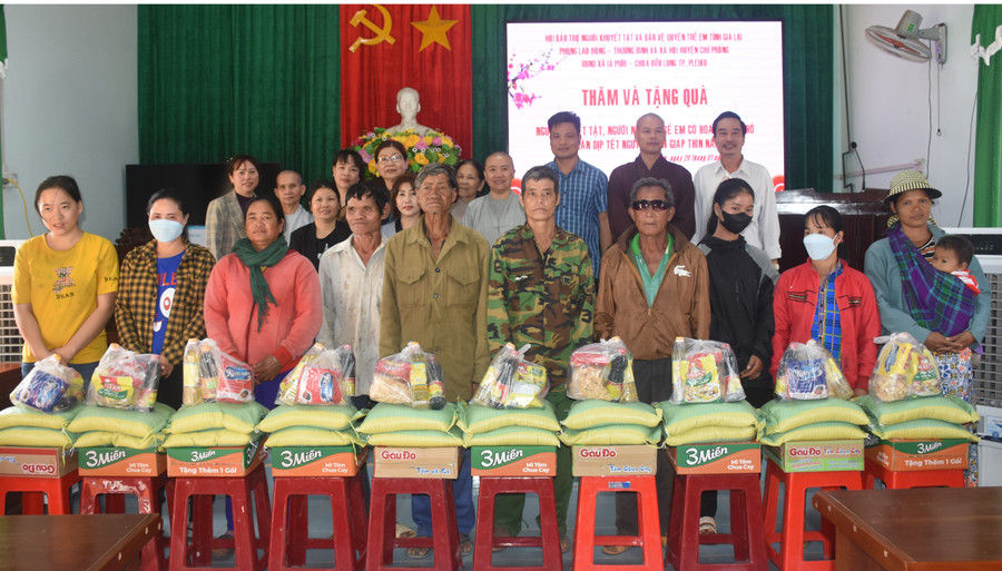 Những phần quà Tết ý nghĩa dành tặng người khuyết tật, người nghèo, trẻ em khó khăn xã Ia Piơr. Ảnh: Nhất Phương