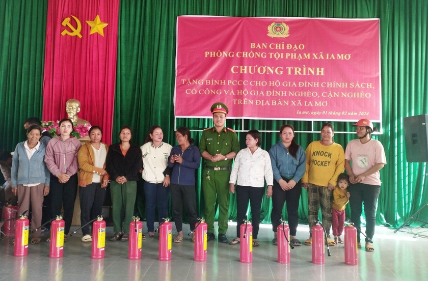 Công an xã Ia Mơr trao bình chữa cháy cho các hộ gia đình. Ảnh: Trịnh Thạch Công an xã Ia Mơr trao bình chữa cháy cho các hộ gia đình. Ảnh: Trịnh Thạch