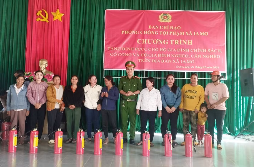 Công an xã Ia Mơr trao bình chữa cháy cho các hộ gia đình. Ảnh: Trịnh Thạch