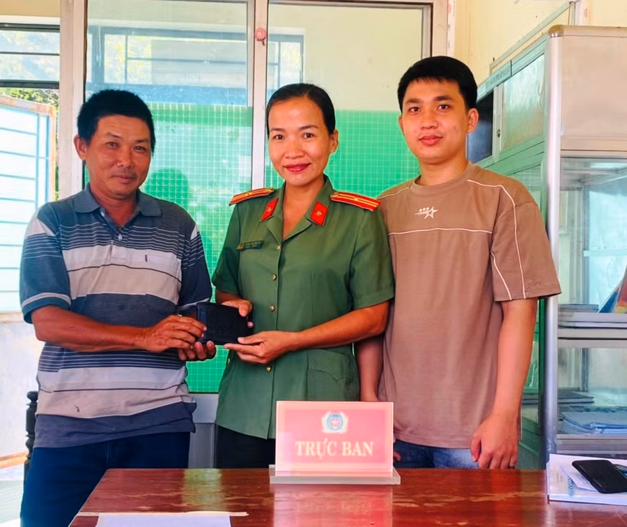 Công an thị xã Ayun Pa tiếp nhận tài sản từ anh Mai Vũ Bình Minh (bên phải) và trao trả cho anh Lưu Công Quang (bên trái). Ảnh: Thanh Hà