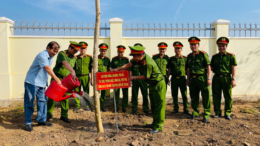 Ngay sau lễ phát động, các đại biểu đã trồng 11 cây giáng hương xung quanh khuôn viên Công an xã An Phú. Ảnh: Bá Bính