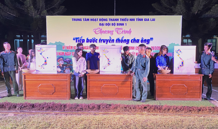 Các bạn đoàn viên thanh niên huyện Ia Grai và chiến sĩ Đại đội bộ binh 1 tham gia trò chơi ghép tranh bản đồ Việt Nam. Ảnh: Hà Đức Thành Các bạn đoàn viên thanh niên huyện Ia Grai và chiến sĩ Đại đội bộ binh 1 tham gia trò chơi ghép tranh bản đồ Việt Nam. Ảnh: Hà Đức Thành